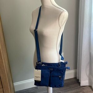 Nylon baggallini crossbody blue bag